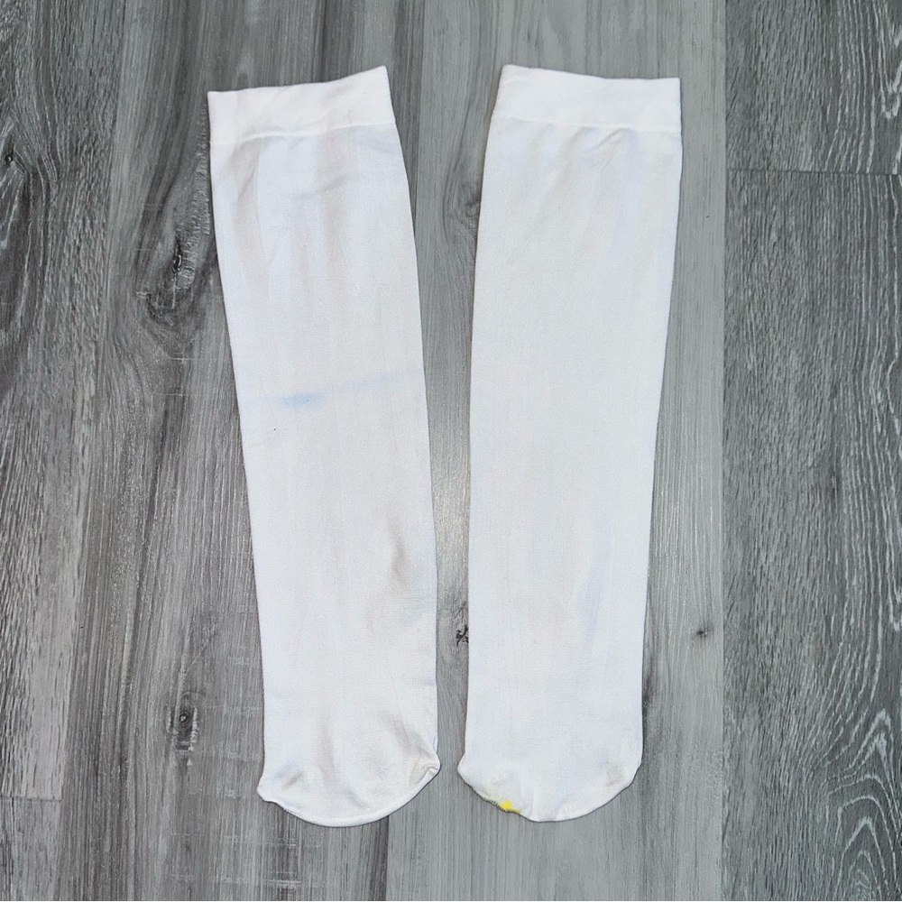 Knee-high white womanโs socks hosiery size 1 for a person up to 6โ tall